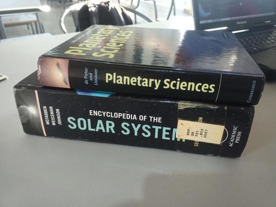 Libros Planenary Sciences y Encyclopedia of the Solar System de costado