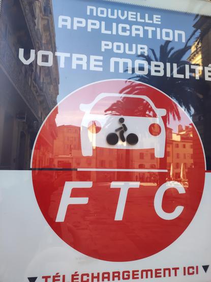 Photo plus détaillée du poster avec le tag vélo pile-poile sur le capot du pictogram voiture.
