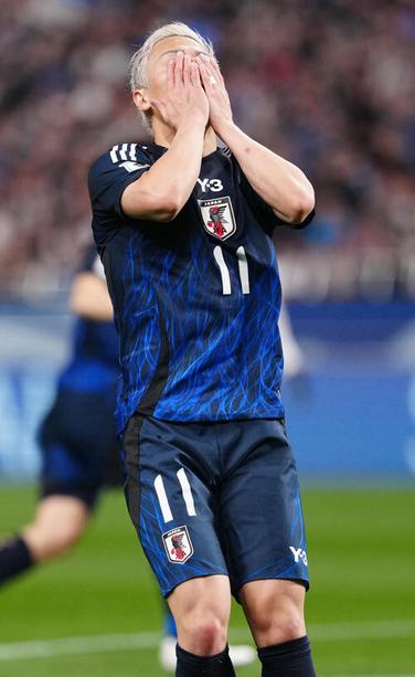 日本対サウジアラビア　前半、シュートを外し悔しがる前田（撮影・江口和貴）