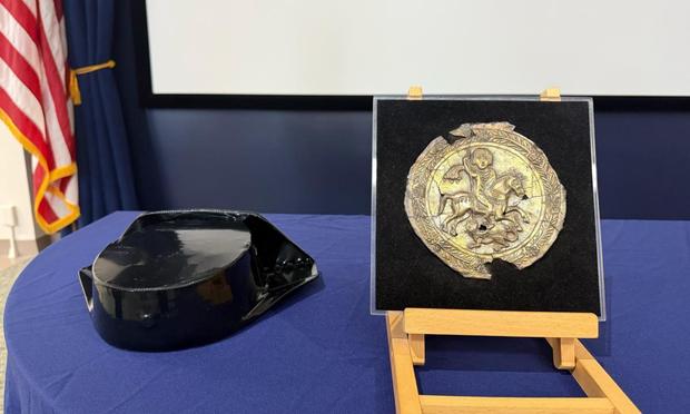 Fotografía del medallón visigodo recuperado y entregado a España, en Nueva York (Estados Unidos). Estados Unidos entregó a España para su repatriación un medallón visigodo fechado entre los siglos V y VII de nuestra era, que llevaba 18 años rastreando en el mercado y que apareció en una galería de Nueva York con un precio de salida en una subasta de unos 210.000 dólares. (EFE/ Guillermo Azábal)