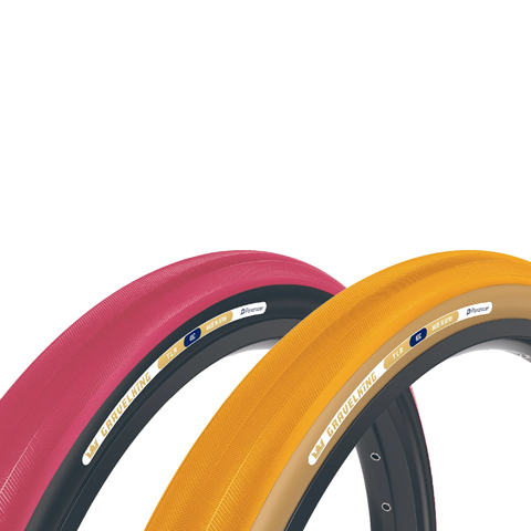 2 pneus GravelKing rose foncé et orange-jaune en gros plan sur fond blanc