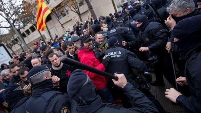 Càrregues dels Mossos d'Esquadra el dia del trasllat de les obres de Sixena (Reuters)