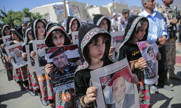 Niñas yemeníes sostienen fotografías de fallecidos durante los bombardeos de las fuerzas saudíes, durante una manifestación en Saná, el 8 de octubre de 2017. (Hani Al-Ansi / picture alliance via Getty Images)