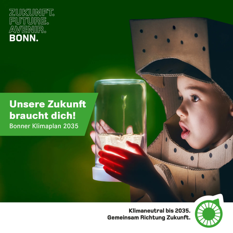 Ein Kind in einem selbstgebastelten, astronautenähnlichen Anzug hält eine Glaskuppel in der Hand in der eine einzelne Pflanze wächst. Das Kind blickt erstaunt auf die erleuchtete Pflanze. Der Text lautet: "Unsere Zukunft braucht dich! Bonner Klimaplan 2035"