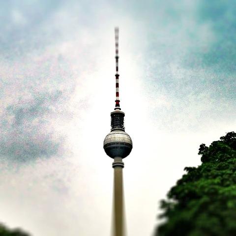 leicht verschwommener Fernsehturm vor Wolken, Bäume im Vordergrund

[ https://pixabay.com/es/photos/berlina-arquitectura-edificios-193526/ ]