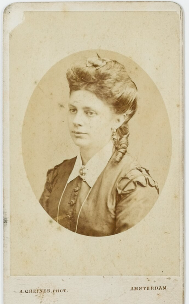 Fotoportret van Annie Foore, fotograaf Albert Greiner, circa 1870. Bron: Wikimedia Commons, link: https://commons.wikimedia.org/wiki/File:Schrijfster_Annie_Foore,_pseudoniem_van_F.J.J.A._Junius,_te_Amsterdam,_KITLV_8082.tiff?page=1