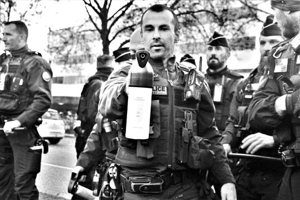 Un policier me menace directement avec une gazeuse