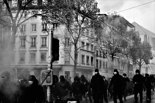 Les manifestant•es du bloc marchent sur les voies de tram