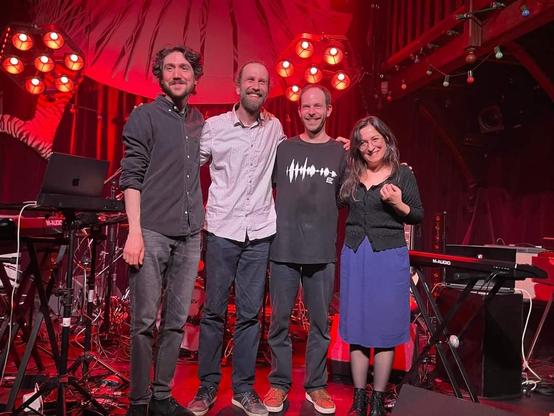 Photo des membres du groupe VAK, prise à la fin du concert lors du festival Soleil Zeuhl qui s'est tenu au Zèbre de Belleville en mars 2024. Il y a quatre musiciens sur la photo qui saluent le public.
