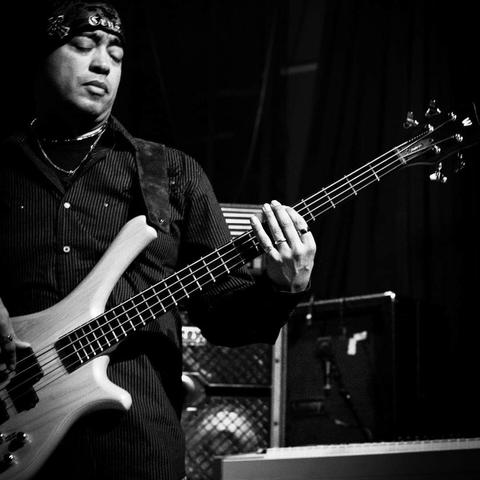 Un bassiste vraiment sympa. :P