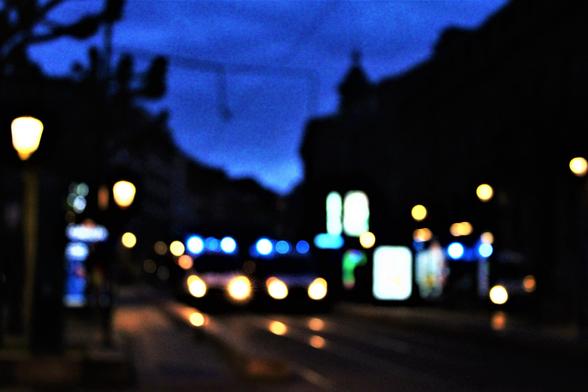 A l'autre bout de la place Broglie, un blocage de la place et de la rue par des cars de CRS