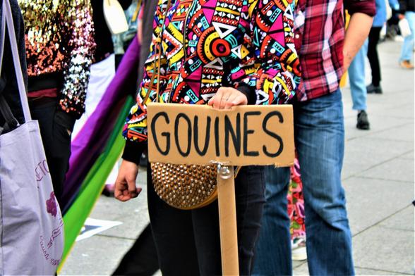 Pancarte "Gouines"