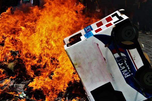 Une voiture de police en papier brûlée