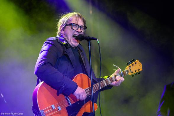 Element of Crime spielen bei Climate Aid von Klimaneustart Berlin2030 am Vorabend des Volksentscheid Berlin klimaneutral 2030. Sven Regener, Gitarrist, Sänger, singer, guitar player, Brandenburger Tor, 25.03.23