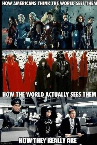 L'immagine è un meme che rappresenta tre diverse percezioni di un gruppo di personaggi. La parte superiore mostra un gruppo di eroi con abiti da supereroe, come Thor, Iron Man, Captain America e altri, con il titolo "COME AMERICANI PENSIANO CHE IL MONDO LI VEDA". La parte centrale, con il titolo "COME IL MONDO IN REALTÀ LI VEDA", mostra un gruppo di personaggi con abiti neri e rossi, con un personaggio in particolare che indossa un elmo nero, simile a Darth Vader. La parte inferiore, con il titolo "COME SONO IN REALTÀ", mostra tre personaggi in un ambiente futuristico, con un uomo in uniforme, una donna in abito nero e un uomo in giacca e cravatta, che sembrano essere in una cabina di controllo (Dal Film Balle Spaziali)
