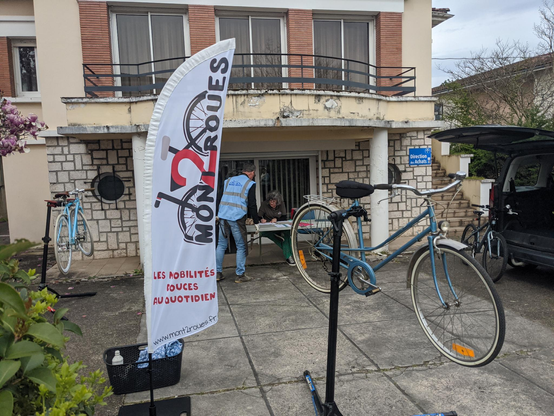 Les bénévoles de l'association en place, en train de réviser des vélos des salariés du CHI. La flamme "Mont2Roues" flottant au vent