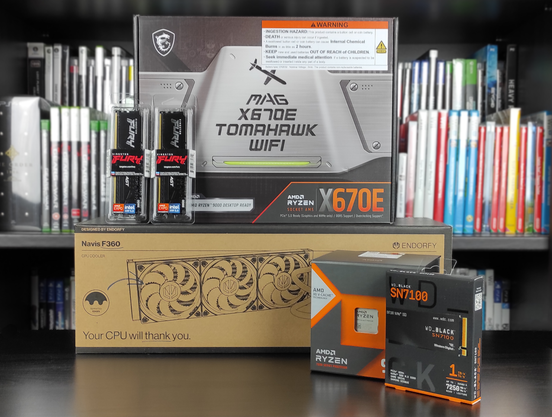 Zdjęcie przedstawiające części komputerowe przeznaczone do nowego PC-ta. Na dole zdjęcia, od lewej - chłodzenie cieczą typu AIO ENDORFY Navis F360, procesor AMD Ryzen 9 7950X3D oraz dysk SSD NVMe M.2 WD Black SN7100 1TB. Na górze zdjęcia, od lewej - dwie kości RAM Kingston FURY 32GB 6000MHz CL36 oraz płyta główna MSI MAG X670E TOMAHAWK WiFi.