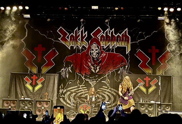 Schwarz gelb rotes Bühnenbild mit Zakk Sabbath Bandlogo