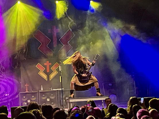 Zakk Wilde mit langen wehenden Haaren beim Gitarre spielen