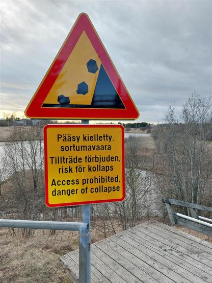 Sortumavaarakyltti Aurajoen rannalla Halisten sillan alla kuvattuna 19.3.2025.