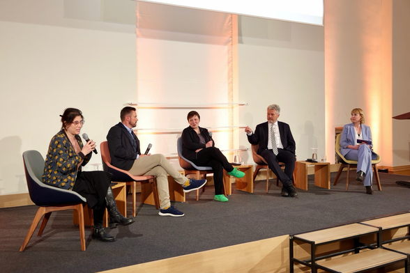 Veranstaltung „Der Landtag im Gespräch mit Auslandskorrespondenten" im Bayerischen Landtag: Bei einem Podiumsgespräch werfen hier lebende ausländische Korrespondenten den „Blick von außen" auf Deutschland und seine politischen Ereignisse. │ Foto: Stefan Obermeier