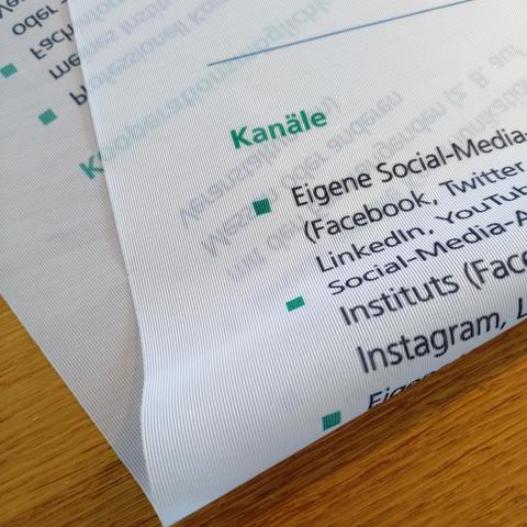 detailfoto eines posters, das auf einen dünnen weißen stoff gedruckt wurde
