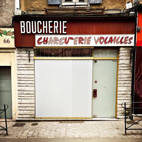 Vitrine d’une ancienne boucherie avec cette typo si étrangement belle avec le temps