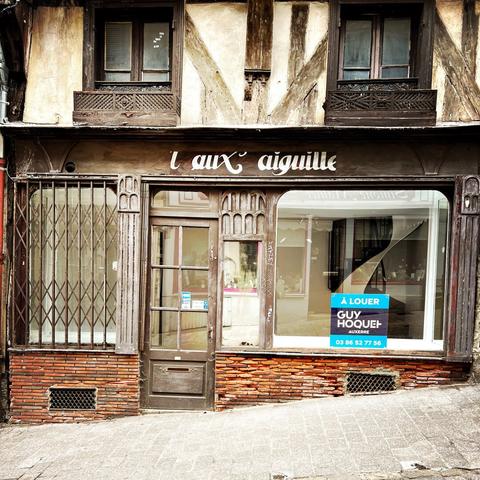 Boutique avec sa devanture en bois