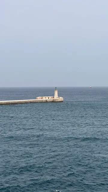 Foto des Leuchtturms vor Fort St Elmo mit viel Meer