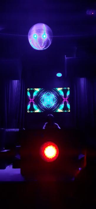 DJ