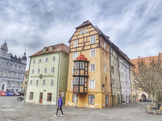 Špaliček in Cheb, Tschechien. Das sind elf historische, farbenfroh gestaltete Häuser auf dem Markt der Stadt. Neben Wohnungen finden sich darin Läden und ein Cafe.