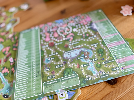 Der bunte, ausgefüllte Kampagnenzettel zu Dorfromantik Sakura