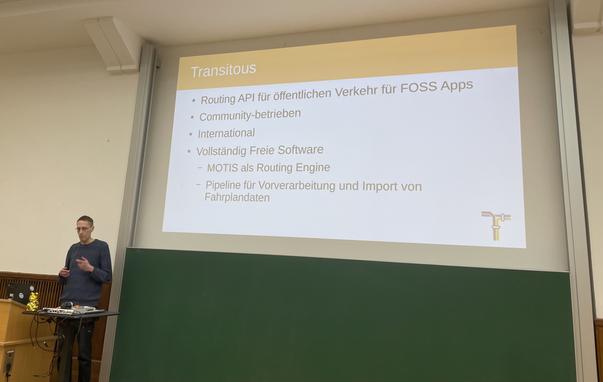 Volker Krause präsentiert Transitous. Im Hintergrund eine Slide:

Routing API für öffentlichen Verkehr für FOSS Apps
• Community-betrieben
• International
• Vollständig Freie Software
- MOTIS als Routing Engine
- Pipeline für Vorverarbeitung und Import von
Fahrplandaten