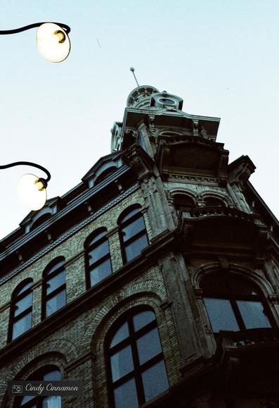 Édifice ancien dans le centre-ville de Québec. Photographie par Cindy Cinnamon