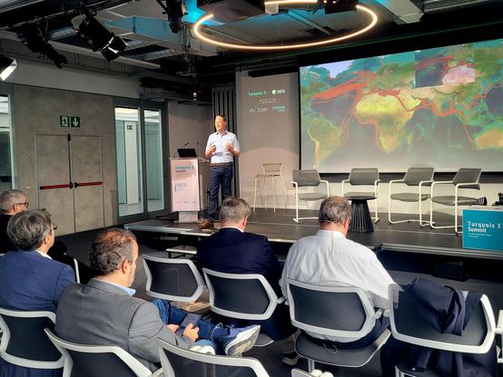 RIFS Fellow Florian Lennert kicks off the Turquoise X summit