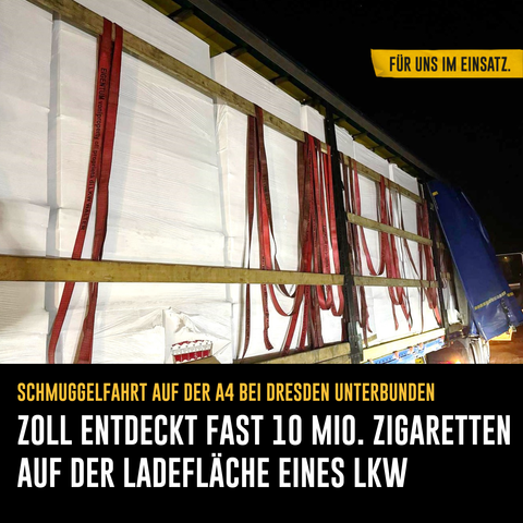 Die Ladefläche eines LKW ist an der Seite geöffnet. Man sieht mehrere Paletten auf denen sich Zigaretten befinden. Text: Schmuggelfahrt auf der A4 bei Dresden unterbunden - Zoll entdeckt fast 10 Millionen Zigaretten auf der Ladefläche eines LKW