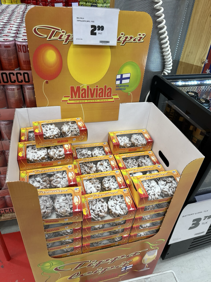 Kuvassa Malvialan tippaleipiä myynnissä kaupassa maaliskuussa