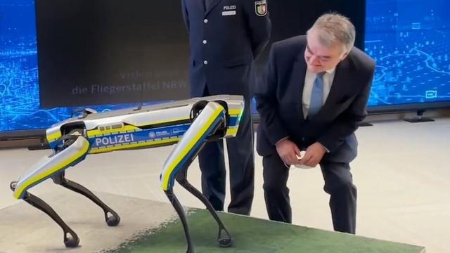 2022 in NRW: Ein Innenminister und ein Roboter-Hund der Polizei auf der Suche nach intelligenten Systemen. (Screenshot: YT/@kstaTV)