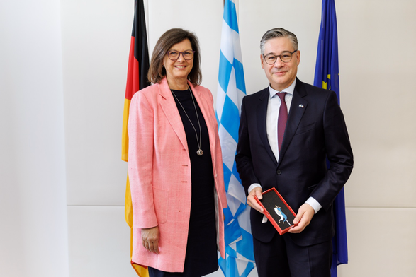 Der Generalkonsul von Frankreich, Alexandre Vulic, bei seinem Antrittsbesuch im Bayerischen Landtag mit Landtagspräsidentin Ilse Aigner | Foto: Matthias Balk