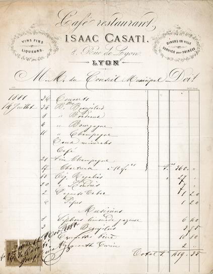 Une facture au format portrait sur papier beige, avec une entête gravée au nom du café restaurant Isaac Casati (8 rue Lyon - Lyon), qui comprend 2 médaillons entourés de fleurs : "Vins fins et liqueurs" et "Dîners en ville et service pour soirées".

En dessous, le détail des consommations du conseil municipal et des musiciens (36 couverts, 34 bouteilles de Beaujolais, etc.) écrit à l'encre noire sur des lignes et dans des colonnes.
En bas, un timbre doré et la mention "acquittée le 12 novembre 1881".