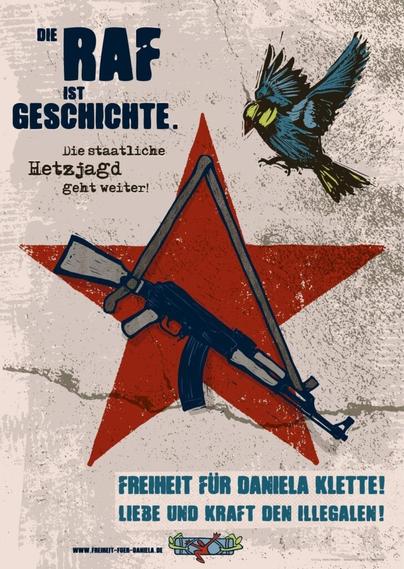 Das Solidaritätsplakat zeigt Einen fünfzackigen roten Stern, an dem ein Kalaschnikov Sturmgewehr mit der Mündung nach rechts unten hängt. Auf den Stern fliegt ein Vogel zu, der wie eine Meise aussieht. Dazu der Text: "Die RAF ist Geschichte, die staatliche Hetzjagd geht weiter! Freiheit für Daniea Klette! Liebe und Kraft den Illegalen! Dazu noch der Hinweis auf die Webseite www.freiheit-fuer-daniela.de
