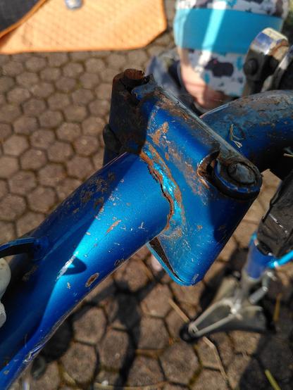 Cracked frame of 1970s folding bike