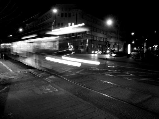 Vorbeifahrende Saarbahn, lange belichtet und dadurch quasi durchsichtig
