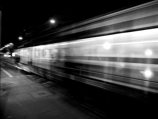 Vorbeifahrende Saarbahn, lange belichtet und dadurch verwischt