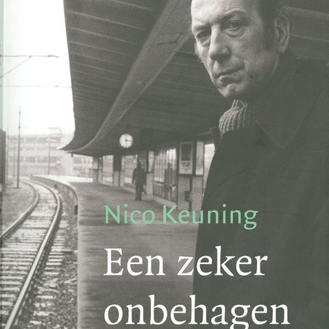 Omslag van de biografie van Bob den Uyl "Met een zeker onbehagen" door Nico Keuning, 2008. Op het omslag Bob den Uyl op een stationsperron. Te leen in de bieb: https://www.bibliotheek.nl/catalogus/titel.30792792X.html