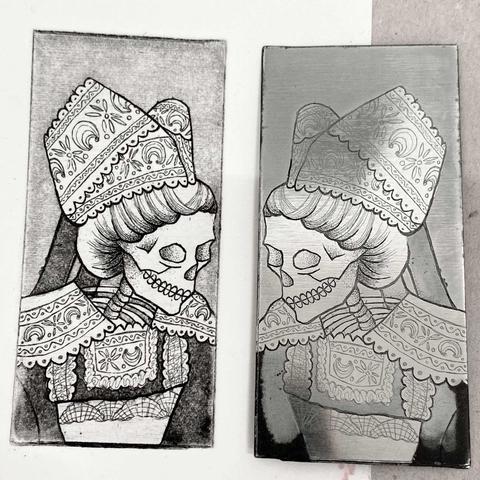 Estampe représentant un squelette portant une coiffe et un costume tout en dentelle de la région de Fouesnant, en Bretagne. Le rendu est très contrasté et texturé. À côté, la matrice en zinc, gravée.