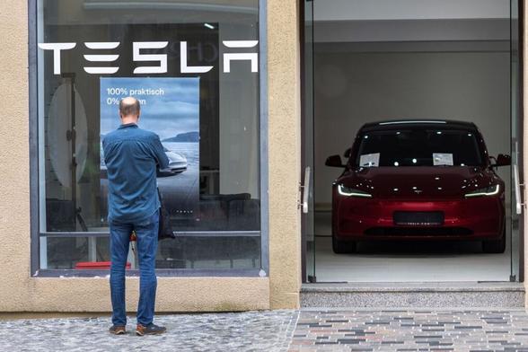 テスラ車販売、ドイツで59％急減－極右支持のマスク氏に消費者が反発 - Bloomberg
