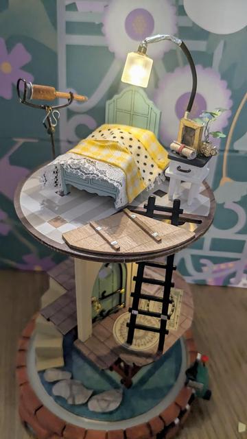 Torre semimontada, tiene forma de cilindro sin paredes, el piso de arriba ya tiene la cama, el telescopio y la mesilla, hay una escalera de mano para subir, en el piso bajo está montada una puerta y alfombras