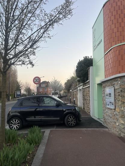 Une voiture garée sur un trottoir à Fontenay-aux-Roses