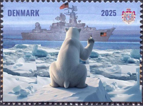 Bildmontage eines bekannten Motivs:
Eine Briefmarke "DENMARK 2025" zeigt einen Eisbären, der einem US-Amerikanischen Kriegsschiff von einer Eisscholle aus den Mittelfinger zeigt.